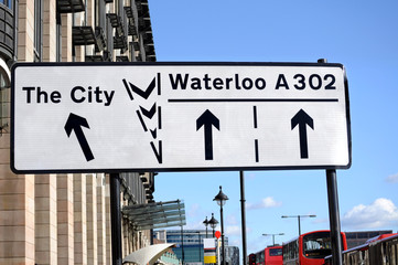 Fototapeta premium Street sign and double decker buses in London
