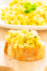 scrambled eggs and bread - Rühr auf Baguette