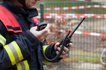 Feuerwehrmann im Einsatz mit Funkgerät - 78679226