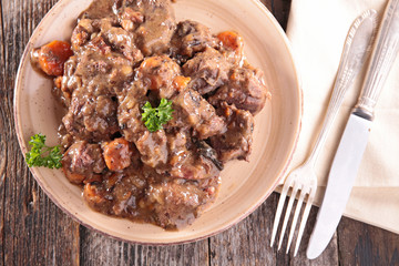 meat cooked with wine sauce