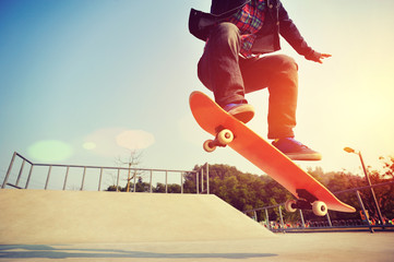 skateboarder skateboarding at skatepark - obrazy, fototapety, plakaty