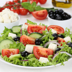 Griechischer Salat auf Teller mit Zutaten wie Tomaten, Feta Käs