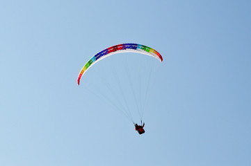 Fliegender Paragleiter