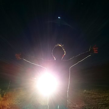 Ni&ntilde;o frente a faros de coche