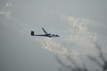 Segelflugzeug über winterlicher Landschaft