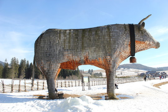 Eine riesige Kuh aus Holz in der Steiermark