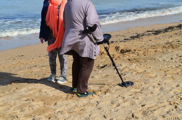 D&eacute;tecteur de m&eacute;taux &agrave; la plage (normandie)