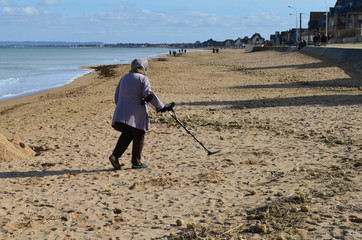 D&eacute;tecteur de m&eacute;taux &agrave; la plage (normandie)