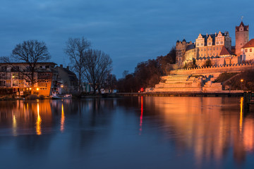 Obraz premium Schloss Bernburg in der Abenddämmerung