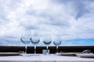 gedeckter Tisch vor Himmel