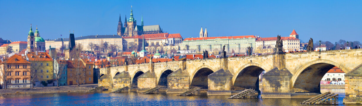 Prague, pont Charles, château et cathédrale vus du quai Smetana