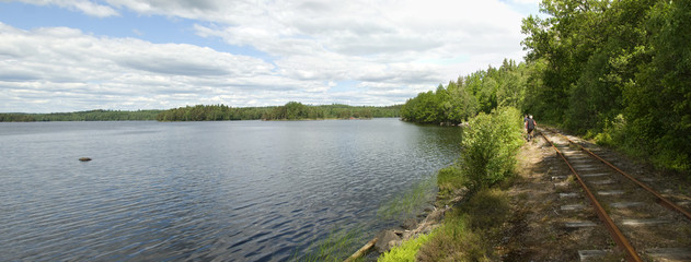 Schwedischer See mit Schmalspurbahngeleisen