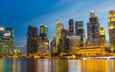 Obraz na płótnie Canvas Singapore - 17 Feb 2015,Singapore city scape at night with reflect