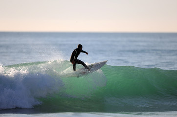 Surfer in welle