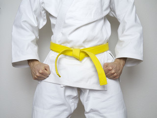Kampfsport Kämpfer gelber Gürtel Anzug
