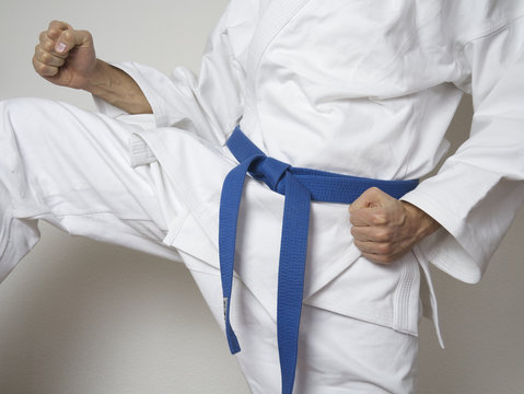 Kampfsport Kämpfer blauer Gürtel Anzug kick
