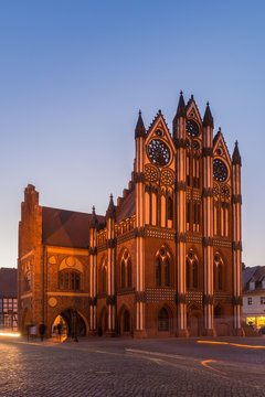 Rathaus in Tangerm&uuml;nde in der Abendd&auml;mmerung
