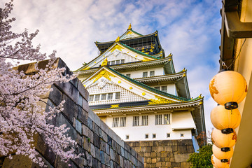 Fototapeta premium Osaka, Japonia na zamku Osak na wiosnę