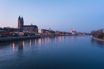 Fototapeta premium Der Magdburger Dom im Abendlicht