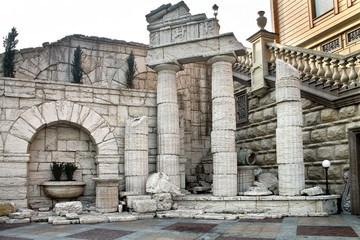 Obraz premium Decorative ruins in the design of the yard