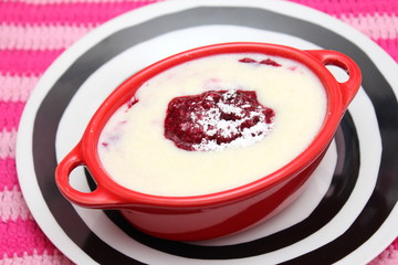 Grießbrei mit Himbeeren
