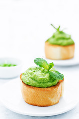 bruschetta with green peas and mint puree