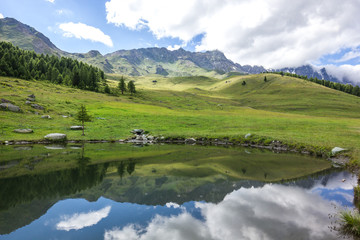Fototapeta na wymiar Lago di montagna con riflesso