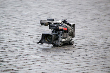 videocamera lasciata a terra sui sanpietrini