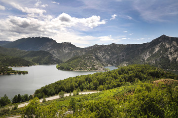 Fototapeta na wymiar Lake in Spain, next to Andorra