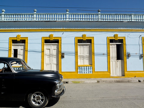 Voiture vintage devant une facade tr&egrave;s color&eacute;e.