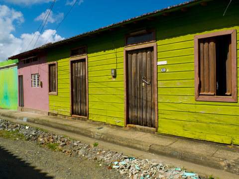 Fa&ccedil;ades tr&egrave;s color&eacute;es de maison en bois &agrave; Cuba.
