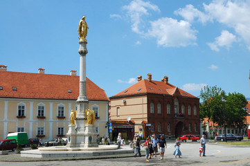 Fototapeta na wymiar Колонна Святой Марии и фонтан в Загребе