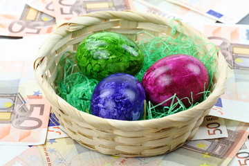 Osterkorb mit Geldscheinen