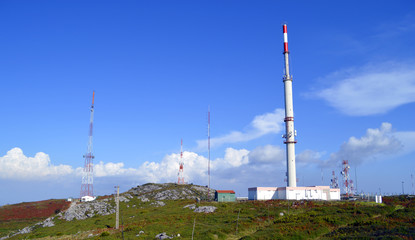 Obraz premium Telecommunication station on the highest mountain in the Algarve