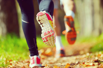Jong koppel joggen in het park in de ochtend. Gezondheid en fitness.