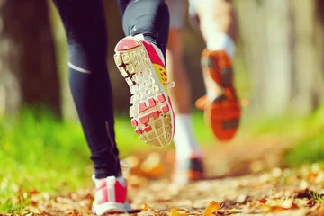 Foto op Plexiglas Joggen Jong koppel joggen in het park in de ochtend. Gezondheid en fitness.