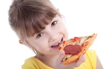 Mädchen isst ein Stück Pizza und lächelt Nahaufnahme