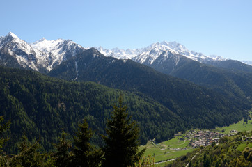 Fototapeta na wymiar paesaggio alpino montagna
