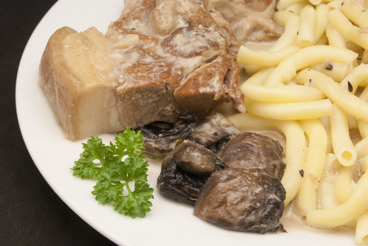 Schulterbraten in Bier-Meerrettich-Sauce mit Pasta