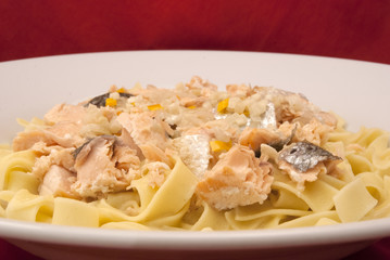 Lachs in Weißwein-Sahne-Sauce mit Bandnudeln