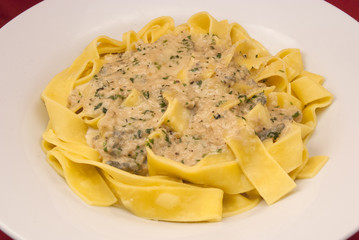 Frische Pappardelle mit Gorgonzola-Petersilie-Sauce