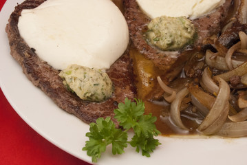 Rindersteaks mit Zwiebeln und Champignons