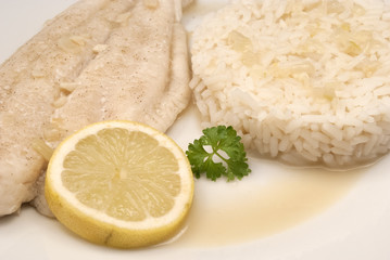 Pochiertes Pangasiusfilet mit Reis