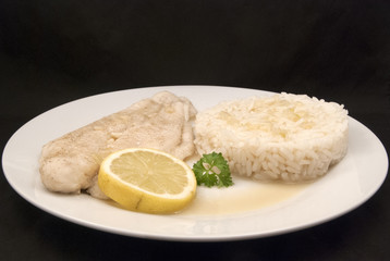 Pochiertes Pangasiusfilet mit Reis