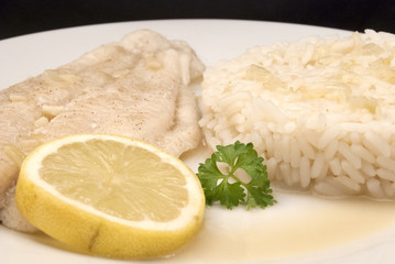 Pochiertes Pangasiusfilet mit Reis
