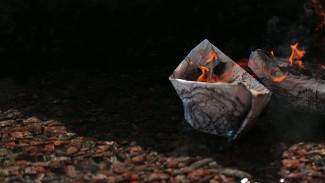 barchette di carta che bruciano