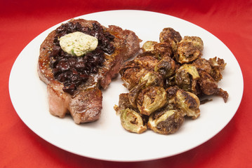 Entrecôte mit Pilz-Sauce und frittiertem Rosenkohl