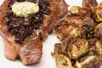 Entrecôte mit Pilz-Sauce und frittiertem Rosenkohl