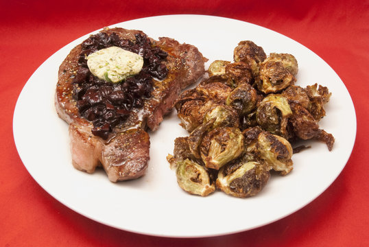 Entrec&ocirc;te mit Pilz-Sauce und frittiertem Rosenkohl