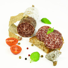Herzhafte Salami auf Brot